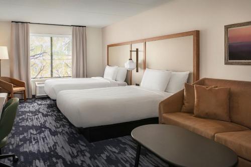 Suite con sofá cama - Cama grande del hotel Fairfield Inn and Suites By Marriott Rome