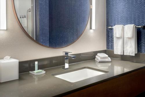 Suite con sofá cama - Cama grande del hotel Fairfield Inn and Suites By Marriott Rome. Foto 3