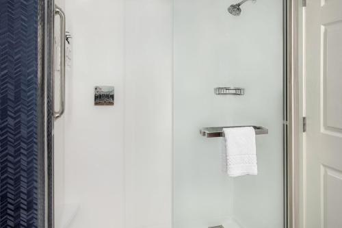 Suite con sofá cama - Cama grande del hotel Fairfield Inn and Suites By Marriott Rome. Foto 4