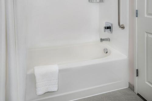 Suite con sofá cama - Cama grande del hotel Fairfield Inn and Suites By Marriott Rome. Foto 5