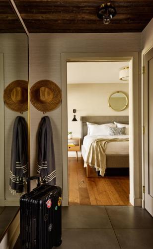 Suite de 1 dormitorio con vistas parciales al océano del hotel Gurney's Montauk Resort & Seawater Spa