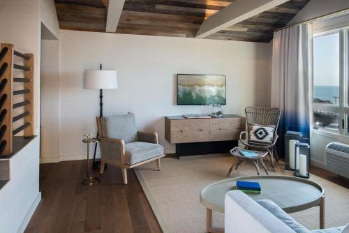 Suite de 1 dormitorio con vistas parciales al océano del hotel Gurney's Montauk Resort & Seawater Spa. Foto 1
