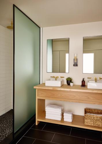 Suite Junior con vistas parciales al mar del hotel Gurney's Montauk Resort & Seawater Spa. Foto 2