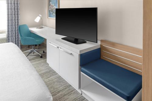 Habitación con cama extragrande y bañera accesible - Adaptada para personas con movilidad reducida del hotel Hilton Garden Inn Queens/jfk Airport. Foto 1