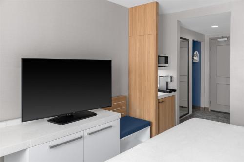 Habitación con ducha a ras de suelo, adaptada para personas de movilidad reducida - Cama extragrande del hotel Hilton Garden Inn Queens/jfk Airport. Foto 4