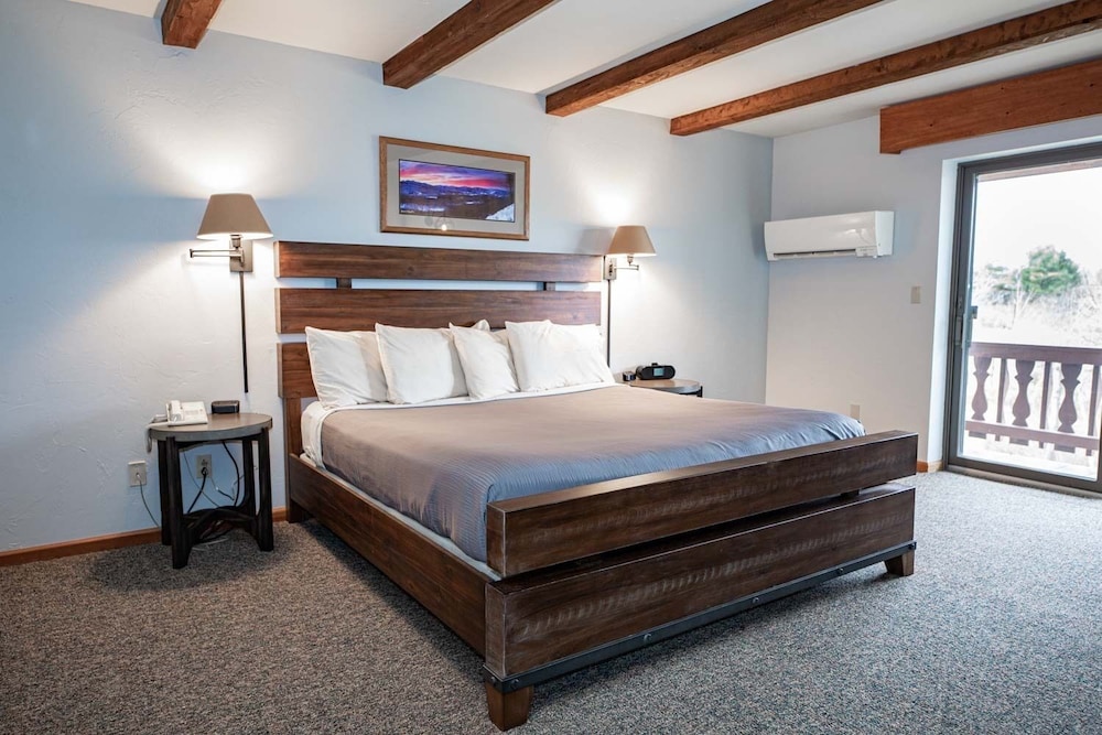 Habitación superior, 1 cama de matrimonio grande, vistas a la montaña del hotel Vienna. Foto 1