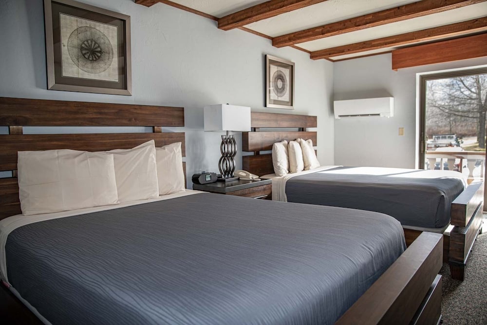 Habitación superior, 1 cama de matrimonio grande, vistas a la montaña del hotel Vienna. Foto 4