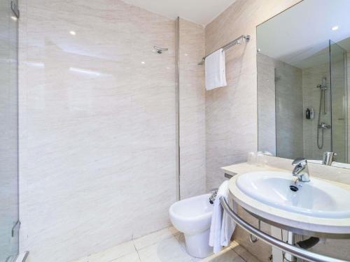 Habitación doble con sofá cama del hotel Ibis Alcalá De Henares La Garena. Foto 3