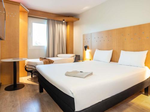 Habitación doble con sofá cama del hotel Ibis Alcalá De Henares La Garena. Foto 4