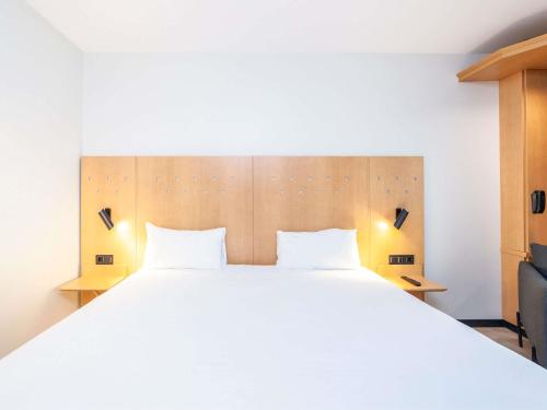 Habitación doble con sofá cama del hotel Ibis Alcalá De Henares La Garena. Foto 5