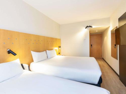Habitación doble con sofá cama del hotel Ibis Alcalá De Henares La Garena. Foto 6