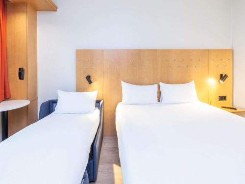 Habitación doble con sofá cama del hotel Ibis Alcalá De Henares La Garena. Foto 7