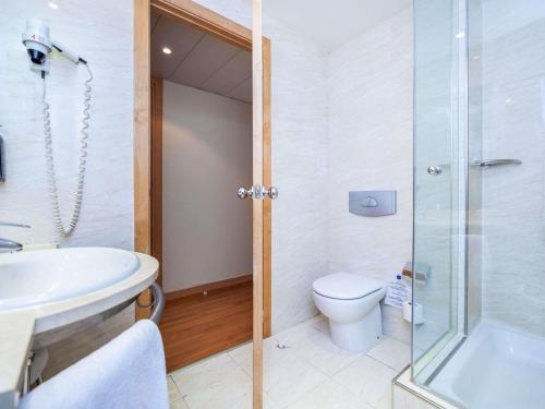 Habitación doble con sofá cama del hotel Ibis Alcalá De Henares La Garena. Foto 8