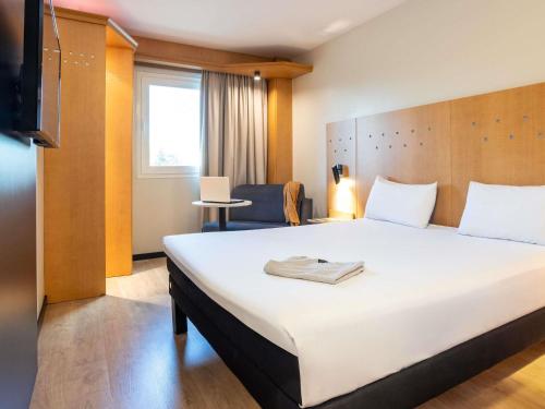 Habitación doble con sofá cama del hotel Ibis Alcalá De Henares La Garena. Foto 9
