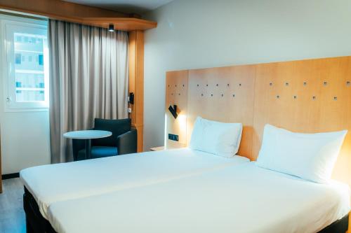 Habitación Doble Estándar - 2 camas del hotel Ibis Alcalá De Henares La Garena. Foto 1