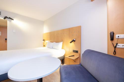 Habitación Doble con sofá cama del hotel Ibis Alcalá De Henares La Garena. Foto 5