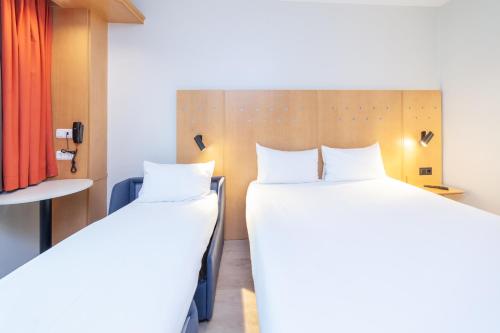Habitación Doble con sofá cama del hotel Ibis Alcalá De Henares La Garena. Foto 6