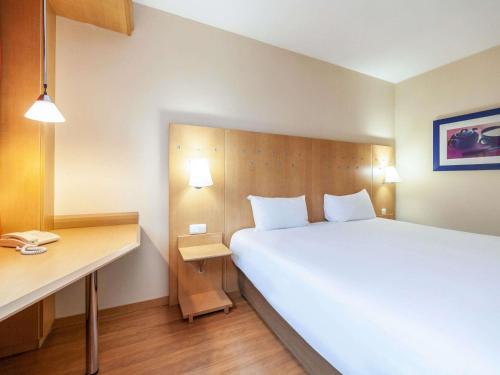 Habitación Doble Estándar del hotel Ibis Alcalá De Henares La Garena. Foto 7