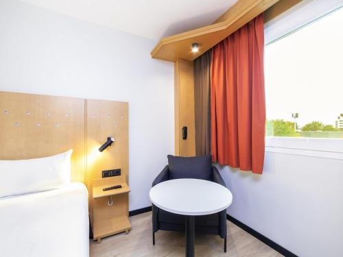 Habitación Doble Estándar - 2 camas del hotel Ibis Alcalá De Henares La Garena. Foto 4