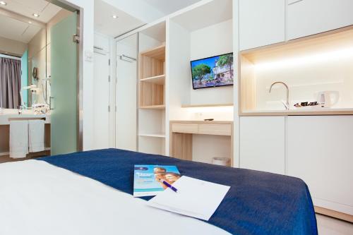 Habitación Doble Estándar del hotel Globales Acis and Galatea. Foto 1