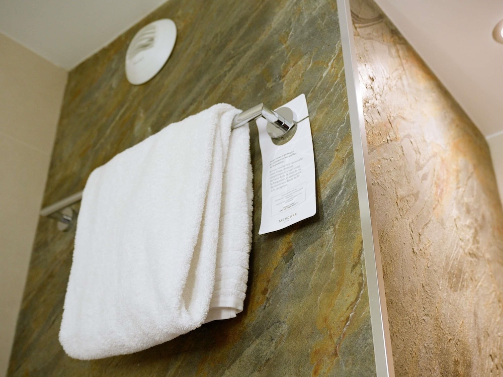 Habitación Clásica con 1 cama doble del hotel Mercure Paris Porte De Pantin. Foto 6