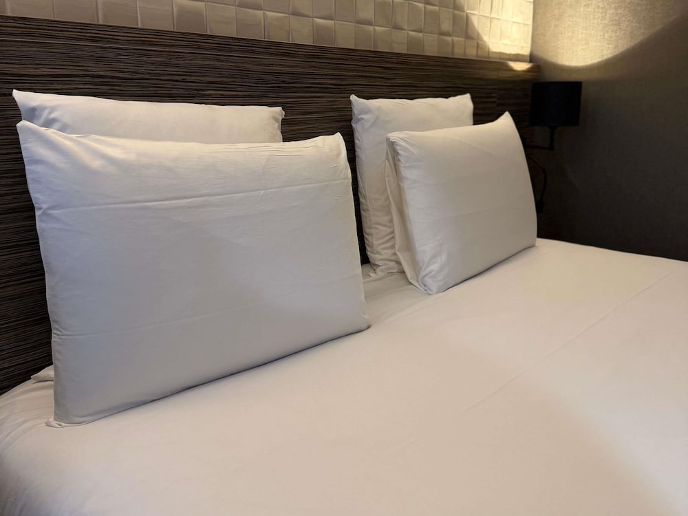 Habitación Privilege con cama doble del hotel Mercure Paris Porte De Pantin. Foto 6