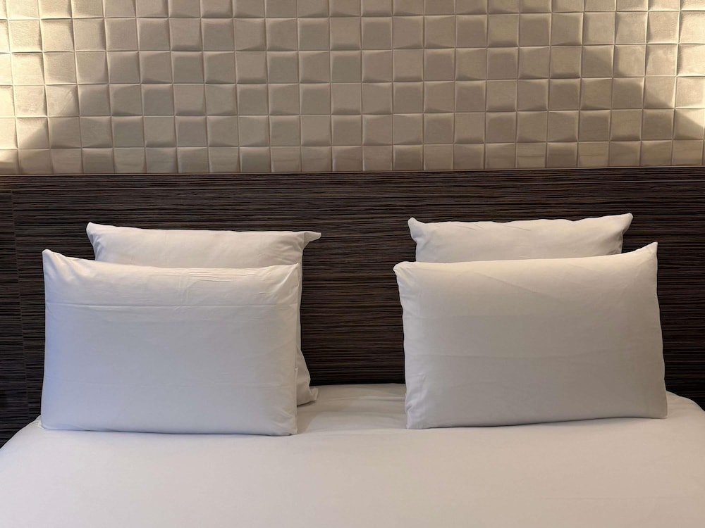 Habitación Privilege con cama doble del hotel Mercure Paris Porte De Pantin. Foto 8