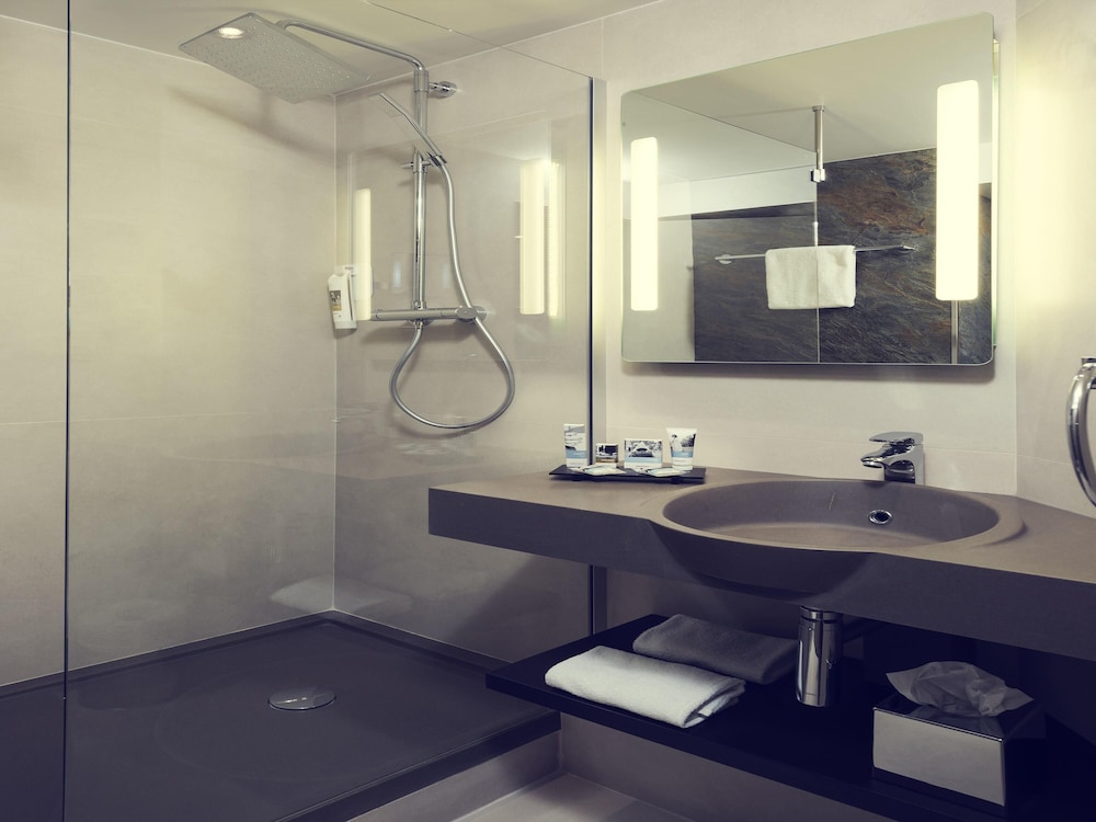 Habitación Privilege con camas individuales del hotel Mercure Paris Porte De Pantin. Foto 5