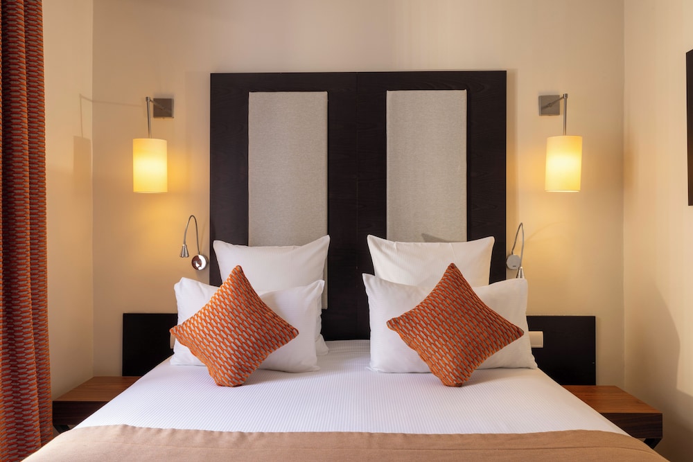 Habitación clásica doble del hotel Elysées Bassano. Foto 4