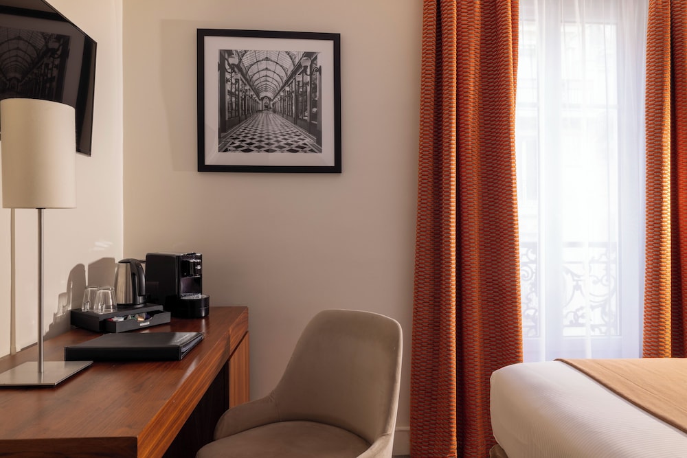 Habitación clásica doble del hotel Elysées Bassano. Foto 7