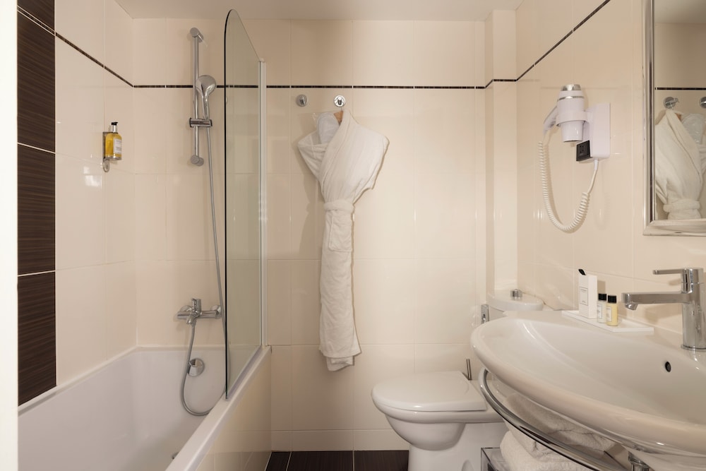 Habitación clásica doble del hotel Elysées Bassano. Foto 9