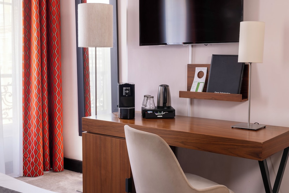 Habitación doble superior del hotel Elysées Bassano. Foto 4