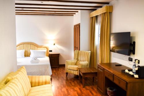 Habitación cuádruple 2 Camas individuales 1 Cama doble Normal del hotel The Place Bodega Real by ALEGRIA