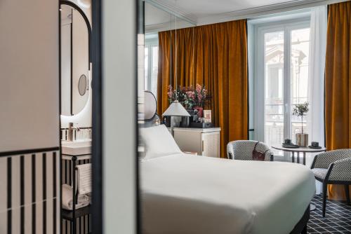 Habitación Deluxe con cama extragrande del hotel Faubourg Galant Paris - Handwritten Collection