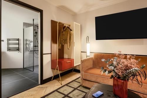 Habitación Doble Superior con sofá del hotel Faubourg Galant Paris - Handwritten Collection. Foto 6