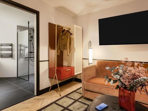 Habitación Doble Superior con sofá del hotel Faubourg Galant Paris - Handwritten Collection