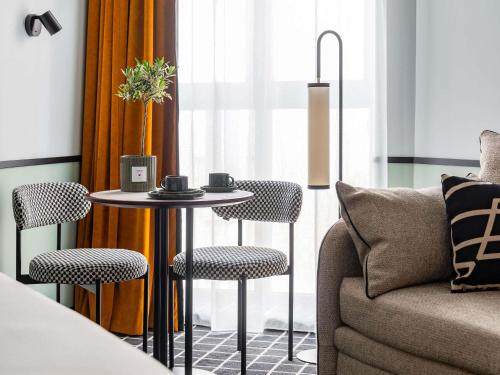 Habitación Doble Deluxe con sofá del hotel Faubourg Galant Paris - Handwritten Collection. Foto 4