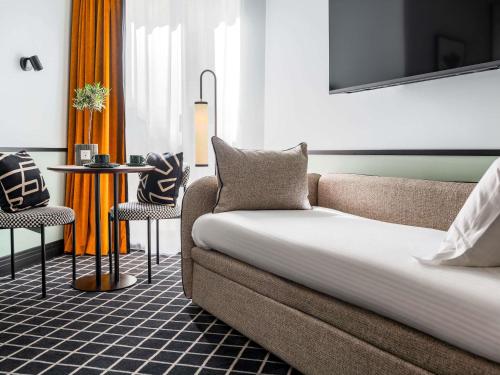 Habitación Doble Deluxe con sofá del hotel Faubourg Galant Paris - Handwritten Collection. Foto 8