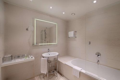 Habitación Doble Superior XL con cama supletoria - 1 o 2 camas del hotel Nh Collection Milano Porta Nuova. Foto 3