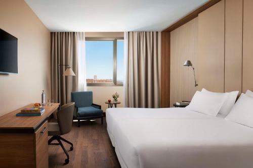 Habitación Doble Estándar con cama supletoria - 1 o 2 camas del hotel NH Alicante. Foto 1