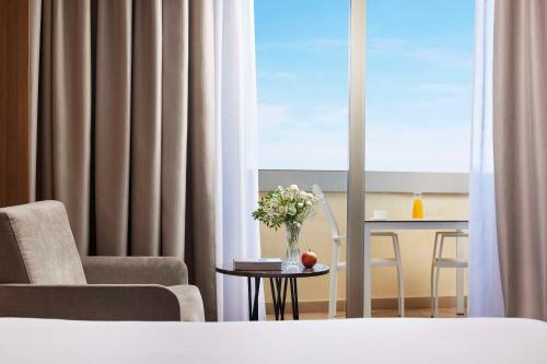 Habitación Doble Superior con terraza - 1 o 2 camas del hotel NH Alicante. Foto 2