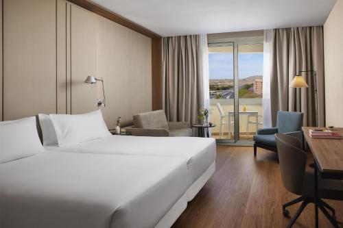 Habitación Doble Superior con terraza - 1 o 2 camas del hotel NH Alicante. Foto 3