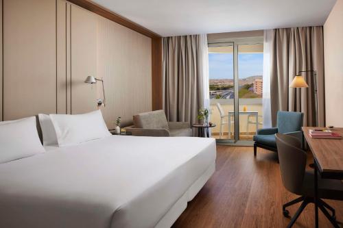 Habitación Doble Superior con terraza y cama supletoria - 1 o 2 camas del hotel NH Alicante. Foto 1