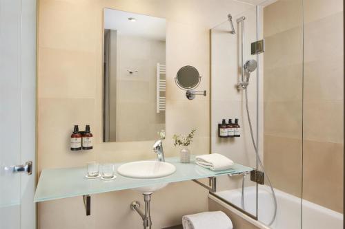 Habitación Doble Superior con terraza y cama supletoria - 1 o 2 camas del hotel NH Alicante. Foto 5