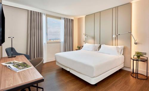 Suite Junior con vistas del hotel NH Alicante. Foto 1