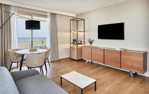 Suite Junior con vistas del hotel NH Alicante. Foto 5
