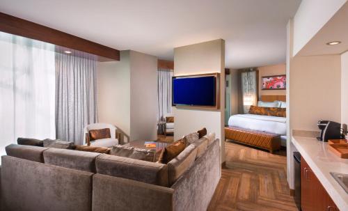 Suite Deluxe con cama extragrande del hotel Del Lago Resort & Casino. Foto 5