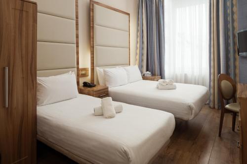 Habitación Triple del hotel Royal Eagle. Foto 1