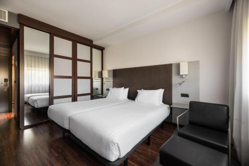 Habitación Doble con Cama supletoria del hotel Exe Zizur Pamplona. Foto 2