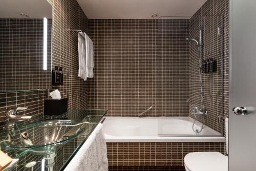 Habitación Doble con Cama supletoria del hotel Exe Zizur Pamplona. Foto 3